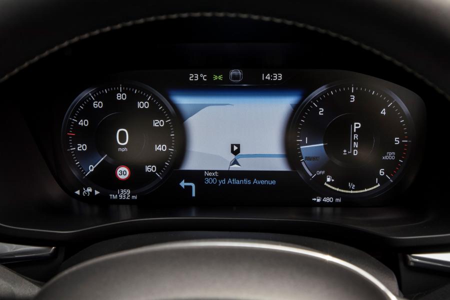 Панель приборов Volvo XC60 D5 R-Deisgn 2017 года  (UK) (фото 7 из 82)